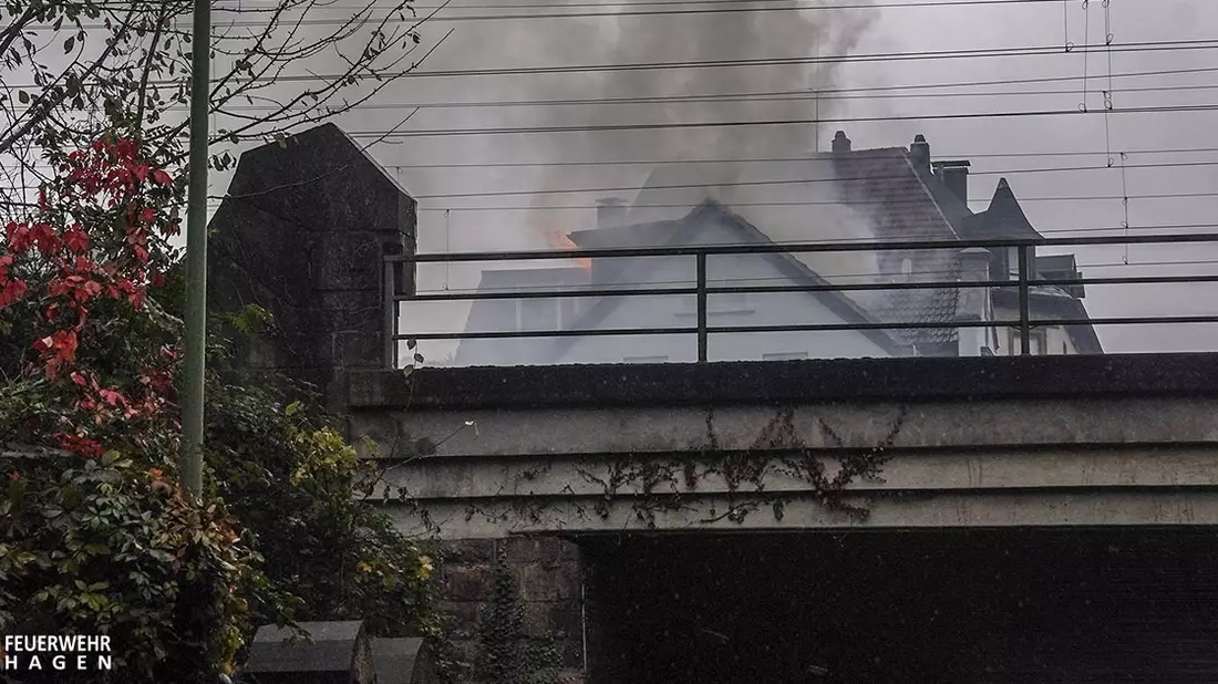 FW Hagen: Brand in einer Dachgeschosswohnung, eine Person verstorben. - Bild: presseportal.de