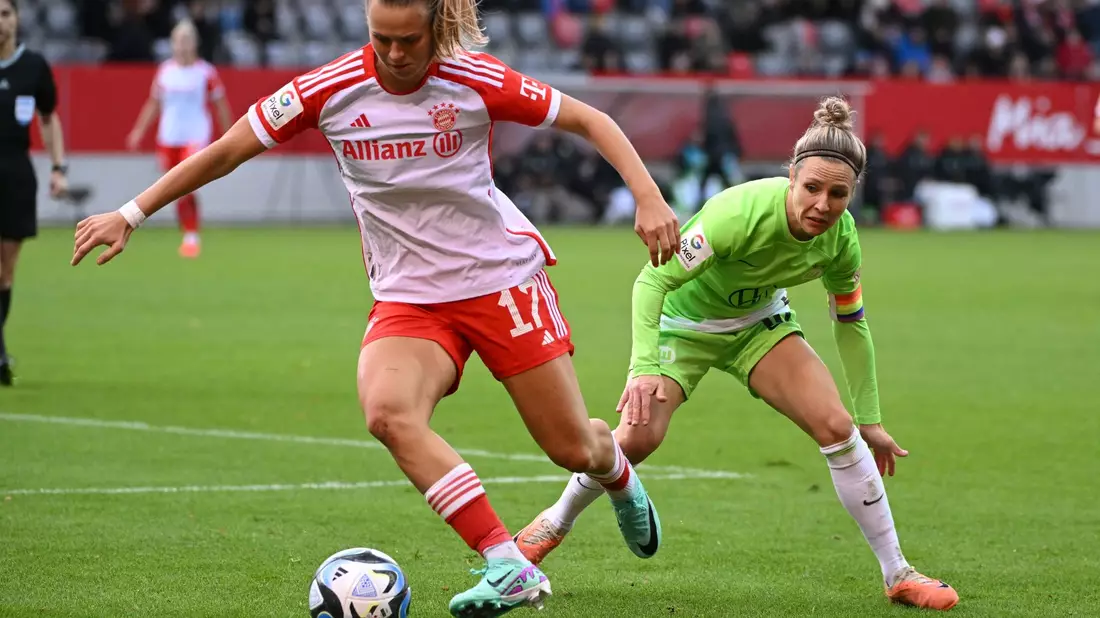 Bayern-Spielerin Klara Bühl (l) umkurvt die Wolfsburgerin Svenja Huth. - Bild: Angelika Warmuth/dpa