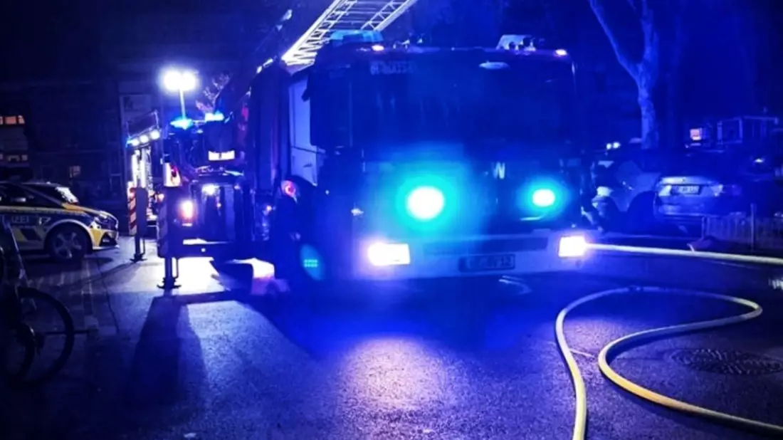 FW Grevenbroich: Mehrere Verletzte nach Feuer in Mehrfamilienhaus in Grevenbroich // Feuerwehr rettet Familie vom Balkon, Retter warnen: Flucht durch den Brandrauch lebensgefährlich - Bild: presseportal.de