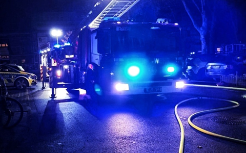 FW Grevenbroich: Mehrere Verletzte nach Feuer in Mehrfamilienhaus in Grevenbroich // Feuerwehr rettet Familie vom Balkon, Retter warnen: Flucht durch den Brandrauch lebensgefährlich - Foto: presseportal.de