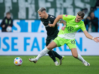 Wolfsburgs Tiago Tomás (M) durfte sich nach seinem Führungstor bejubeln lassen. - Foto: Swen Pförtner/dpa