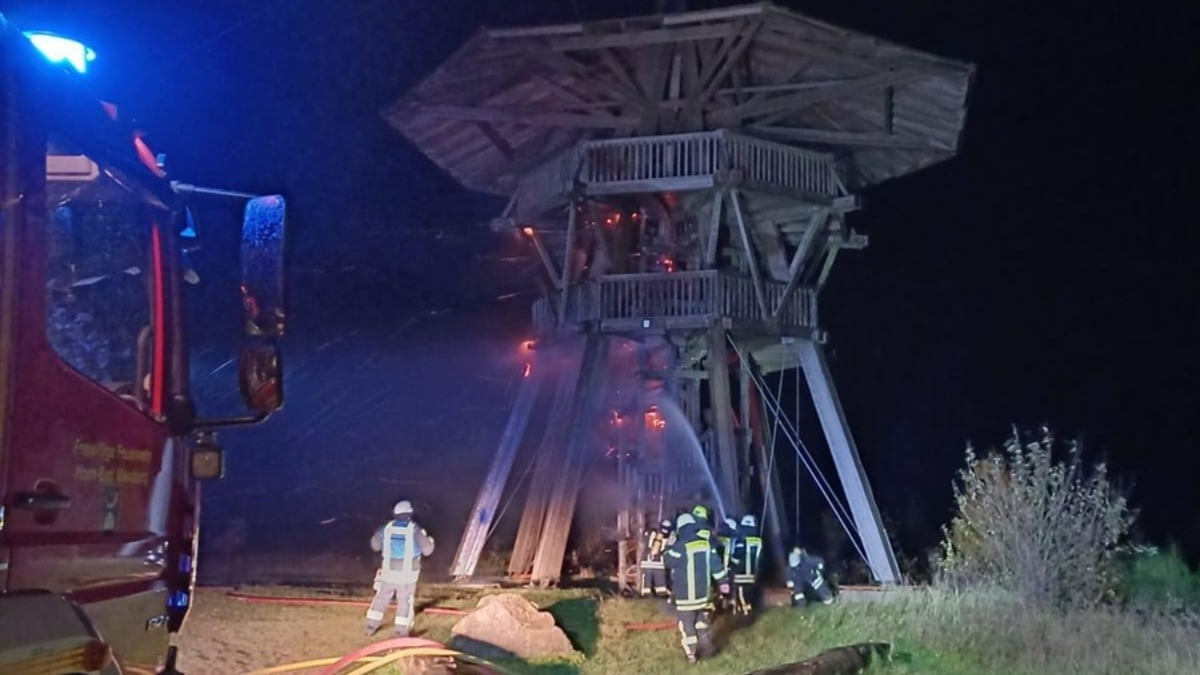 FW Horn-Bad Meinberg: Hölzerner Aussichtsturm -Eggeturm- durch Brand schwer beschädigt - eine Person noch auf Aussichtsplattform - Foto: presseportal.de