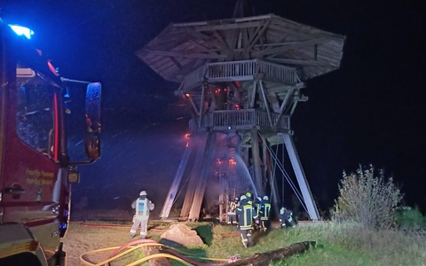FW Horn-Bad Meinberg: Hölzerner Aussichtsturm -Eggeturm- durch Brand schwer beschädigt - eine Person noch auf Aussichtsplattform - Foto: presseportal.de