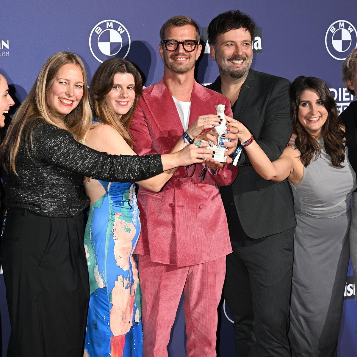 Joko Winterscheidt (M) und sein Team freuen sich über den Preis bei der Verleihung des TV- und Streaming-Awards 