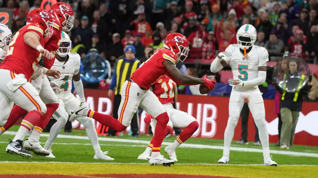 Chiefs-Receiver Rashee Rice (M) erzielte den ersten Touchdown der Partie. - Bild: Michael Probst/AP/dpa