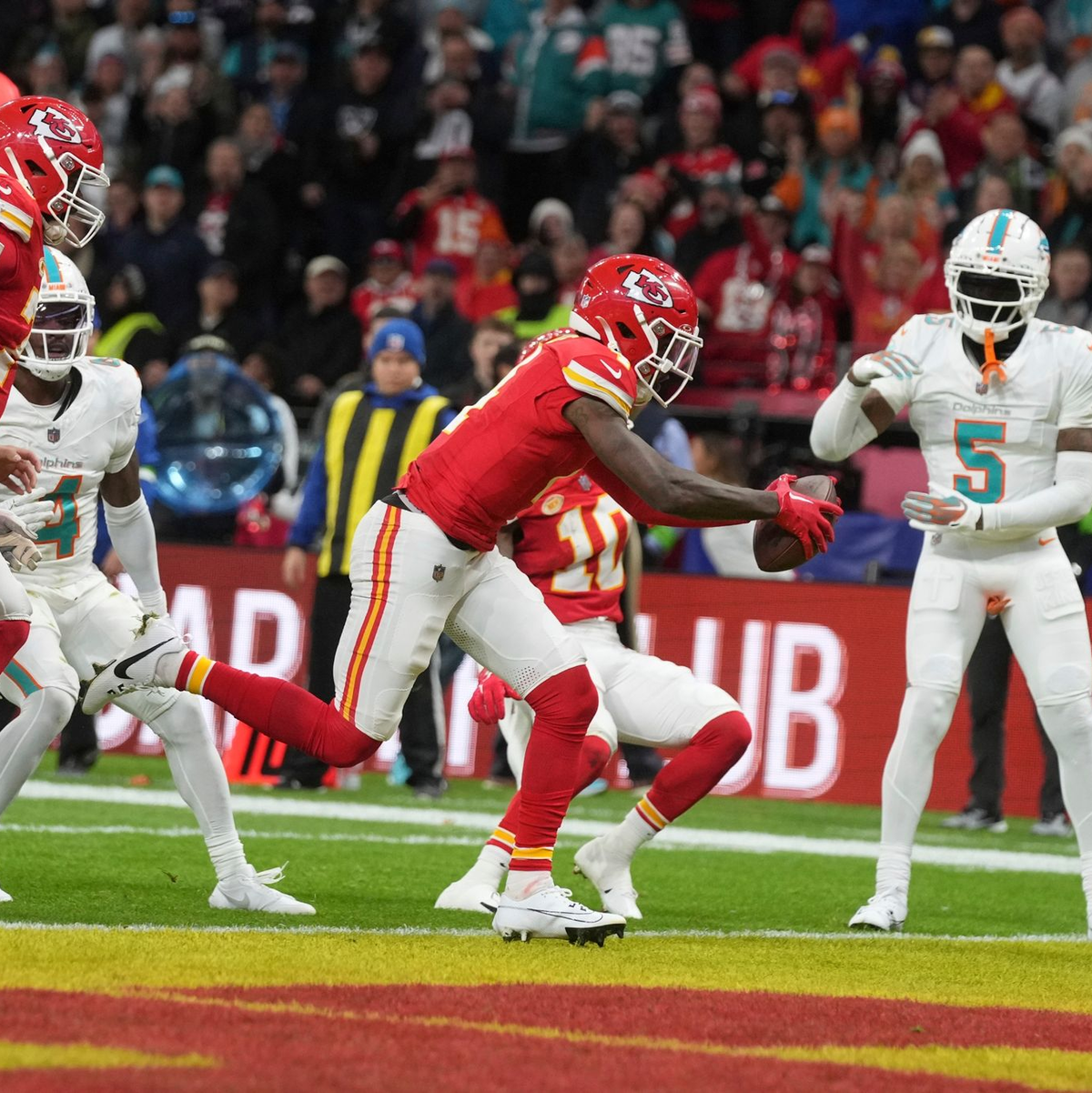 Chiefs-Receiver Rashee Rice (M) erzielte den ersten Touchdown der Partie. - Foto: Michael Probst/AP/dpa