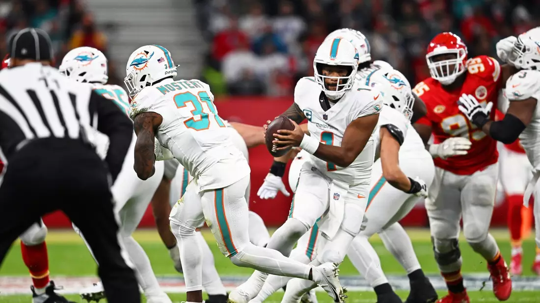 Die Dolphins-Offensive um Quarterback Tua Tagovailoa (M) kam erst in der zweiten Halbzeit in Fahrt. - Bild: Arne Dedert/dpa