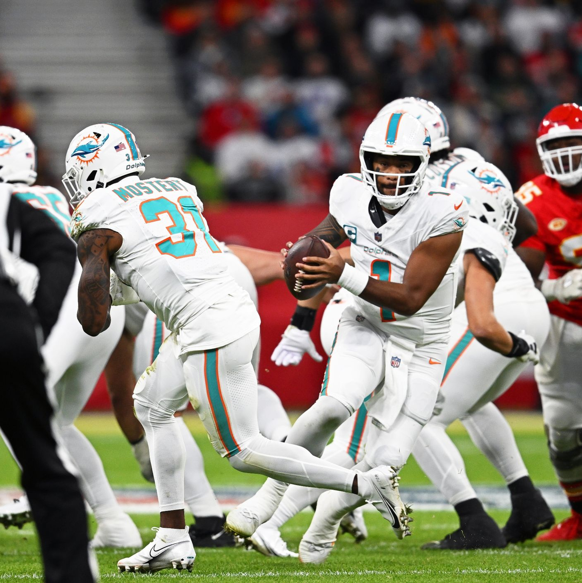 Die Dolphins-Offensive um Quarterback Tua Tagovailoa (M) kam erst in der zweiten Halbzeit in Fahrt. - Foto: Arne Dedert/dpa