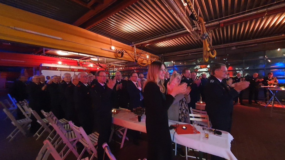 FW-WRN: Verabschiedung von Stadtbrandinspektor Jörg Mehringskötter aus seiner Funktion des stellvertretenden Leiter der Feuerwehr Werne - Foto: presseportal.de