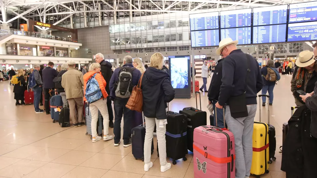 Tausende Fluggäste waren von der Geiselnahme auf dem Hamburger Flughafen betroffen. Jetzt läuft der Flugbetrieb wieder an. - Bild: Bodo Marks/dpa