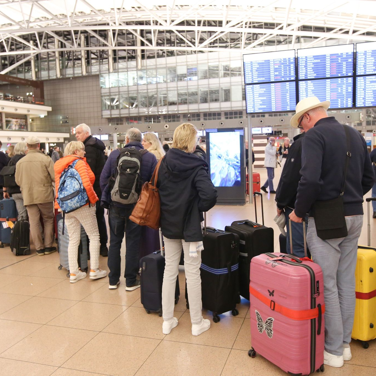 Tausende Fluggäste waren von der Geiselnahme auf dem Hamburger Flughafen betroffen. Jetzt läuft der Flugbetrieb wieder an. - Foto: Bodo Marks/dpa