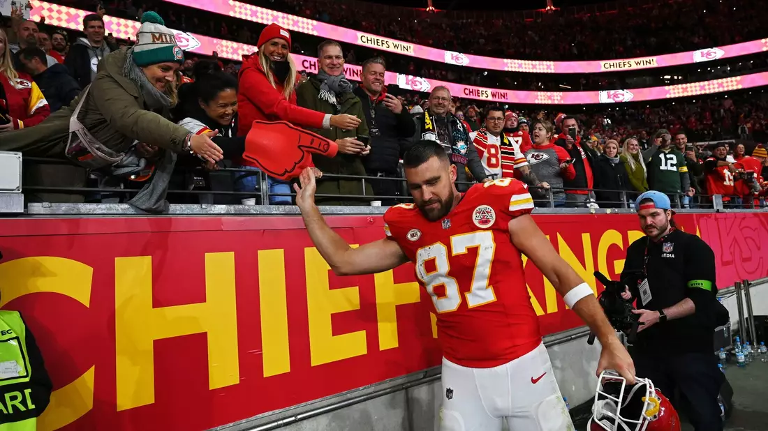 Kansas-City-Tight-End Travis Kelce klatscht nach dem Spiel mit den Fans ab. - Bild: Arne Dedert/dpa