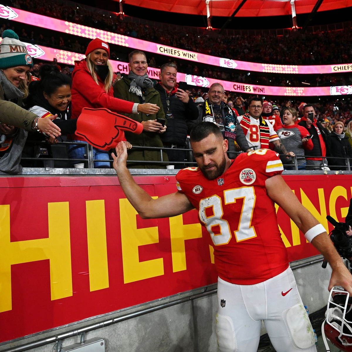 Kansas-City-Tight-End Travis Kelce klatscht nach dem Spiel mit den Fans ab. - Foto: Arne Dedert/dpa