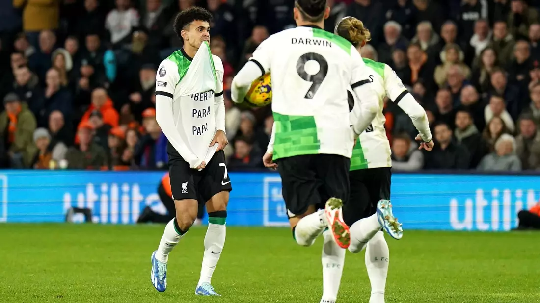 Liverpools Luis Díaz (l) zeigte nach seinem Tor ein T-Shirt mit der Aufschrift «Freiheit für Papa». - Bild: Zac Goodwin/PA Wire/dpa