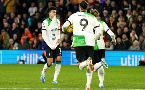 Liverpools Luis Díaz (l) zeigte nach seinem Tor ein T-Shirt mit der Aufschrift «Freiheit für Papa». - Foto: Zac Goodwin/PA Wire/dpa Liverpools Luis Díaz (l) zeigte nach seinem Tor ein T-Shirt mit der Aufschrift «Freiheit für Papa». - Foto: Zac Goodwin/PA Wire/dpa