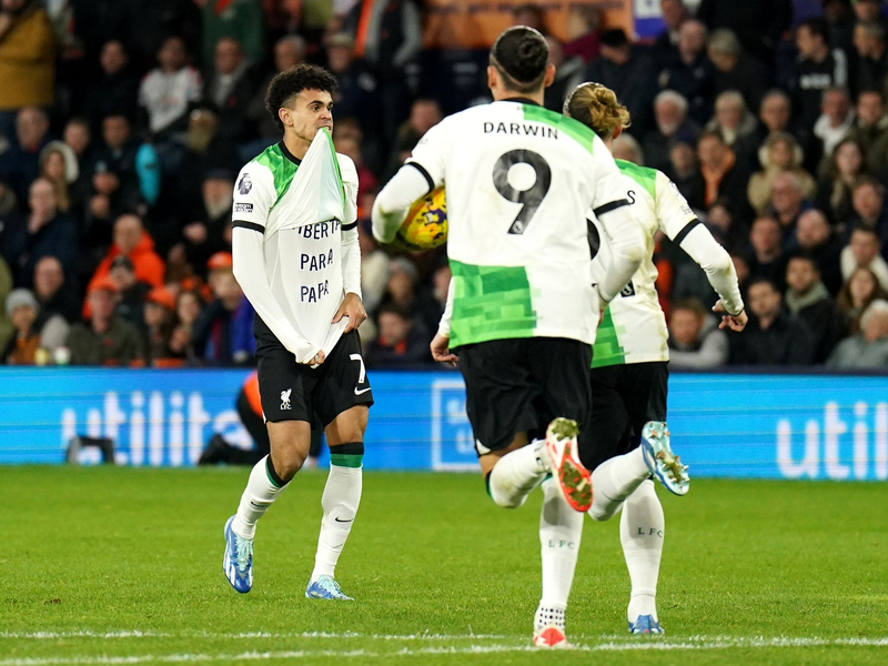 Liverpools Luis Díaz (l) zeigte nach seinem Tor ein T-Shirt mit der Aufschrift «Freiheit für Papa». - Foto: Zac Goodwin/PA Wire/dpa