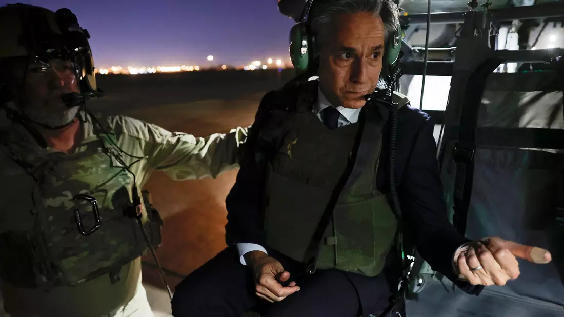 US-Außenminister Antony Blinken (r) verlässt die internationale Zone in Bagdad mit einem Helikopter. - Bild: Jonathan Ernst/Pool REUTERS/AP/dpa
