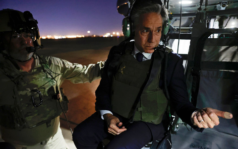 US-Außenminister Antony Blinken (r) verlässt die internationale Zone in Bagdad mit einem Helikopter. - Foto: Jonathan Ernst/Pool REUTERS/AP/dpa