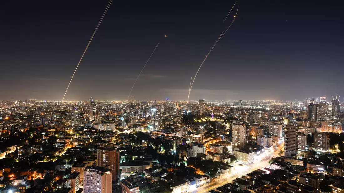 Das israelische Luftabwehrsystem Iron Dome feuert in Zentralisrael, um eine aus dem Gazastreifen abgefeuerte Rakete abzufangen. - Bild: Oded Balilty/AP/dpa