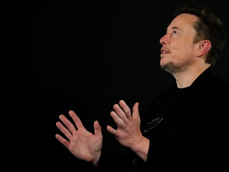 Tesla-Chef Elon Musk führt in Peking Gespräche. China ist der zweitwichtigste Absatzmarkt für den Elektroautohersteller. - Foto: Kirsty Wigglesworth/AP Pool/dpa