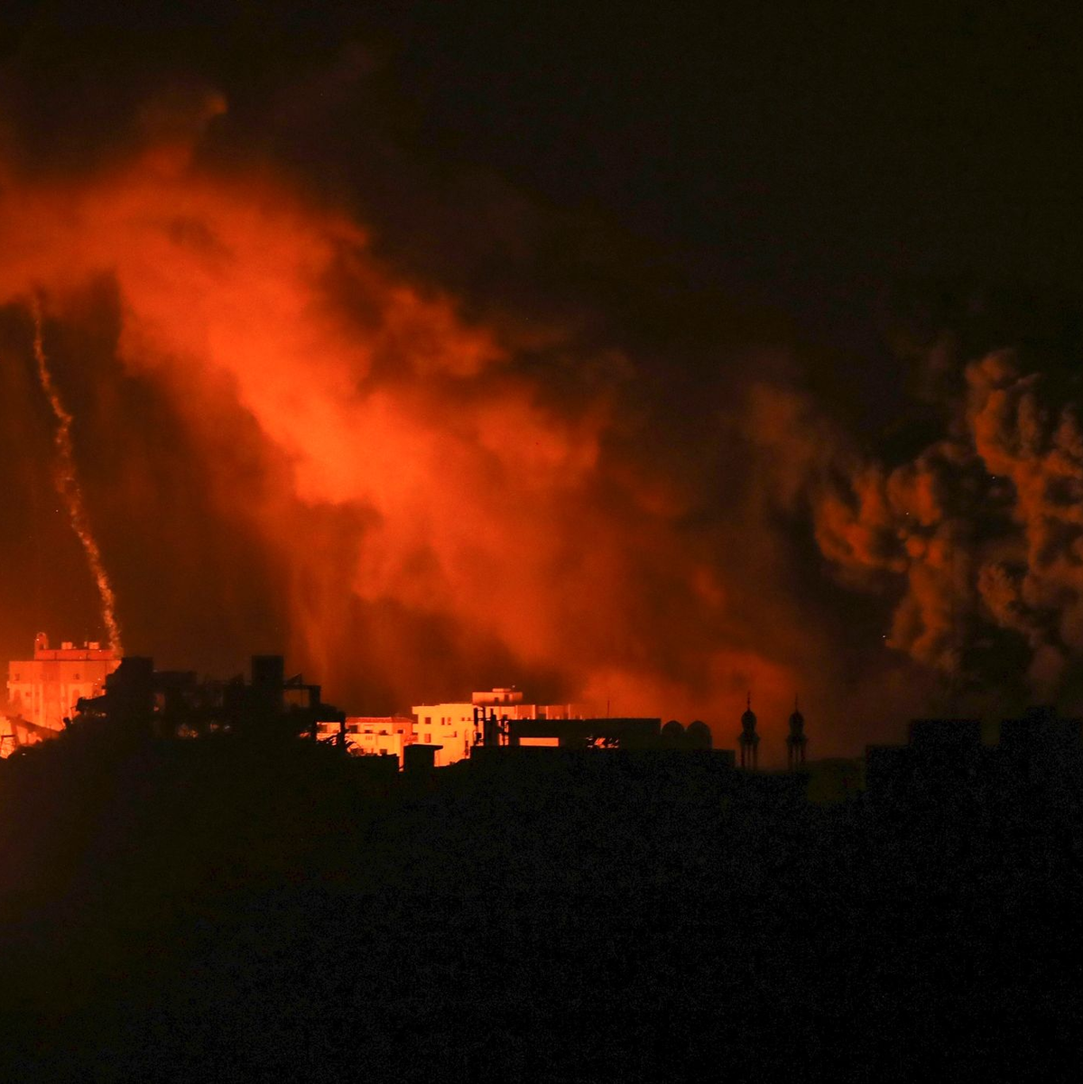 Nach israelischen Luftangriffen auf Gaza steigen Feuer und Rauch aus Gebäuden auf. - Foto: Abed Khaled/AP/dpa