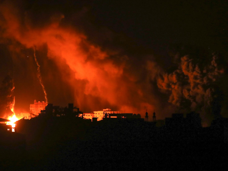 Laut einem Bericht sind medizinische Hilfsgüter und Medikamente per Fallschirm über einem jordanischen Feldlazarett in Gaza abgeworfen worden (Symbolbild). - Foto: Abed Khaled/AP/dpa