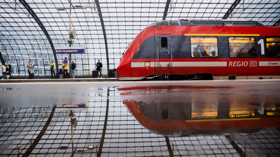 Das Deutschlandticket kann seit 1. Mai in Bussen und Bahnen im Nahverkehr für 49 Euro im Monat genutzt werden. - Bild: Christoph Soeder/dpa
