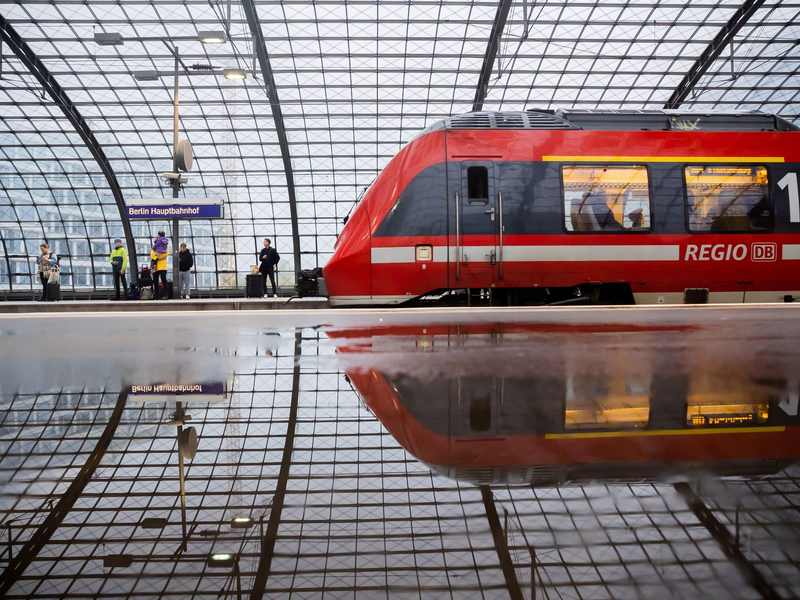 Ein Regionalzug fährt am Berliner Hauptbahnhof ein. - Foto: Christoph Soeder/dpa