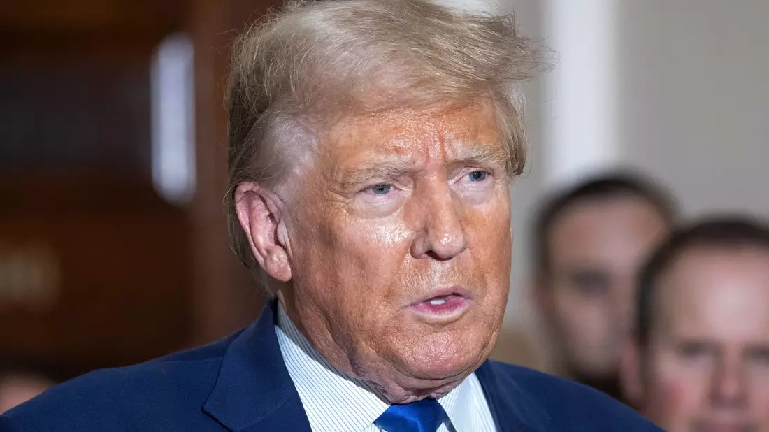 Fällt im Prozess durch Meinungsäußerungen störend auf: Ex-US-Präsident Donald Trump scheint das Verfahren für seinen Wahlkampf zu nutzen. - Bild: Yuki Iwamura/AP/dpa