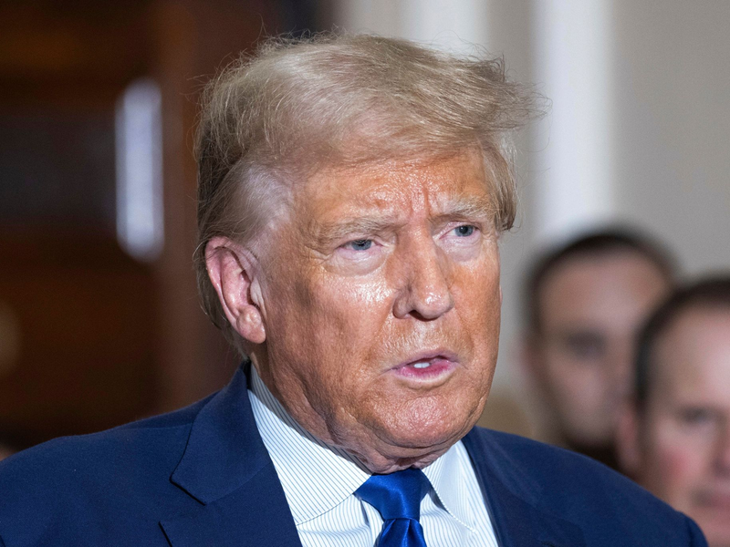 Fällt im Prozess durch Meinungsäußerungen störend auf: Ex-US-Präsident Donald Trump scheint das Verfahren für seinen Wahlkampf zu nutzen. - Foto: Yuki Iwamura/AP/dpa