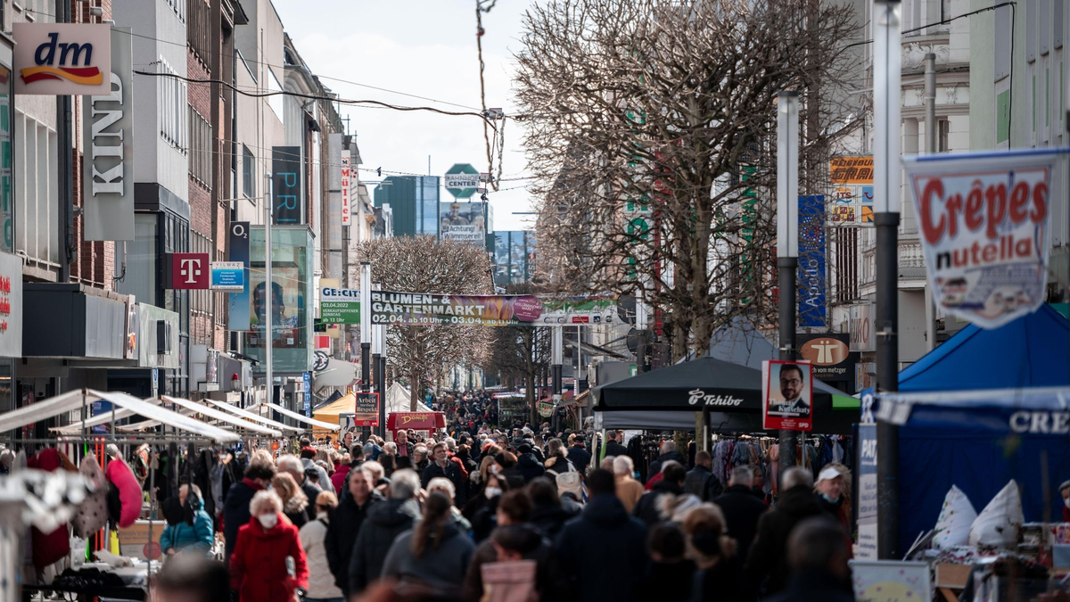 Verkaufsoffener Sonntag in der Gelsenkirchner Innenstadt. - Foto: Fabian Strauch/dpa
