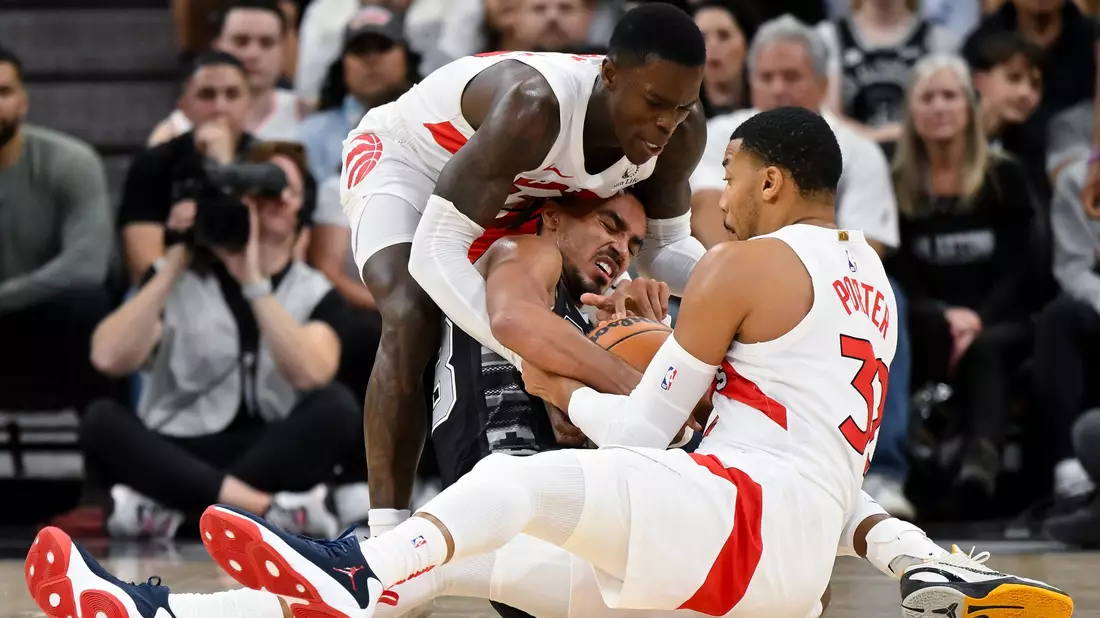 Siegte mit den Raptors gegen die San Antonio Spurs: Dennis Schröder (l). - Bild: Darren Abate/AP/dpa