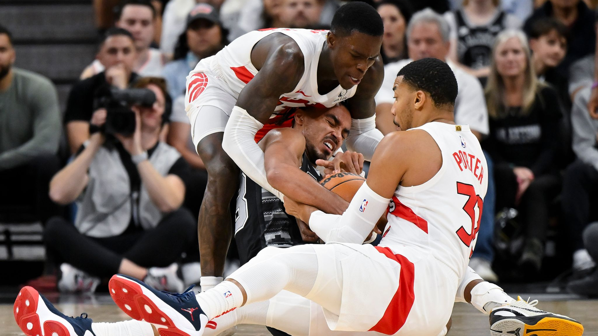 Siegte mit den Raptors gegen die San Antonio Spurs: Dennis Schröder (l). - Foto: Darren Abate/AP/dpa