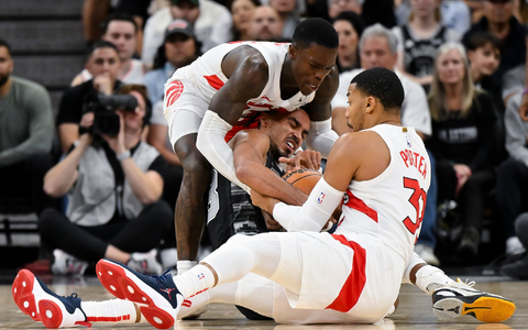 Siegte mit den Raptors gegen die San Antonio Spurs: Dennis Schröder (l). - Foto: Darren Abate/AP/dpa