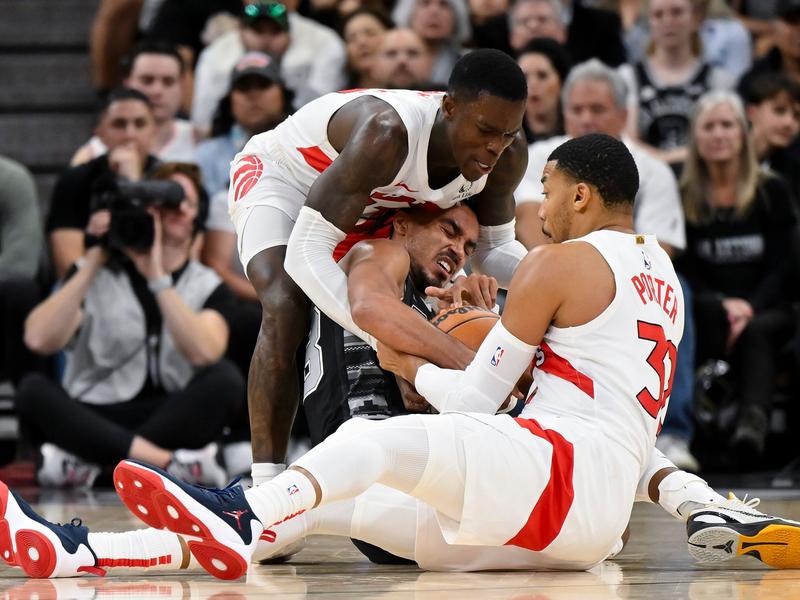 Siegte mit den Raptors gegen die San Antonio Spurs: Dennis Schröder (l). - Foto: Darren Abate/AP/dpa