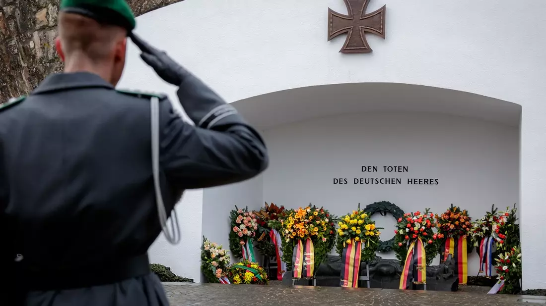 Dr. Hans-Peter Bartels spricht bei Gedenkfeier am Ehrenmal des Deutschen Heeres - Bild: presseportal.de