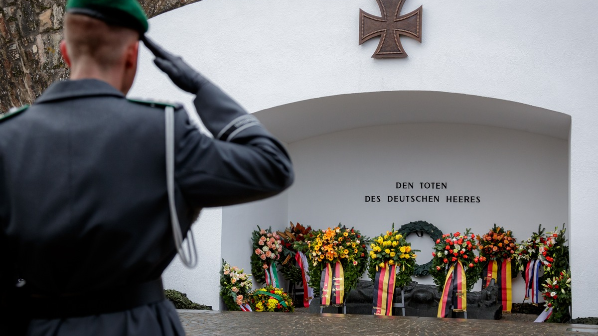 Dr. Hans-Peter Bartels spricht bei Gedenkfeier am Ehrenmal des Deutschen Heeres - Foto: presseportal.de