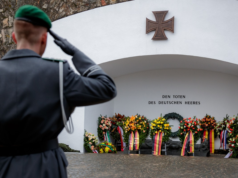 Dr. Hans-Peter Bartels spricht bei Gedenkfeier am Ehrenmal des Deutschen Heeres - Foto: presseportal.de