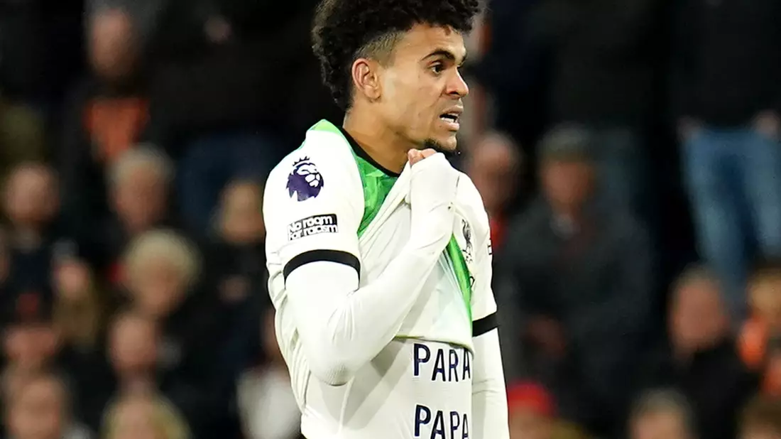 Richtete emotionale Worte an die Entführer seines Vaters: Liverpool-Profi Luis Díaz. - Bild: Zac Goodwin/PA Wire/dpa