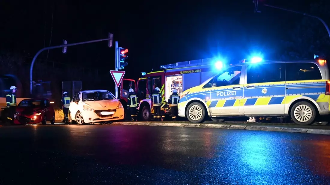 FF Olsberg: Unfall auf B 480 in Olsberg, Vollsperrung wegen rücksichtsloser Verkehrsteilnehmer - Bild: presseportal.de
