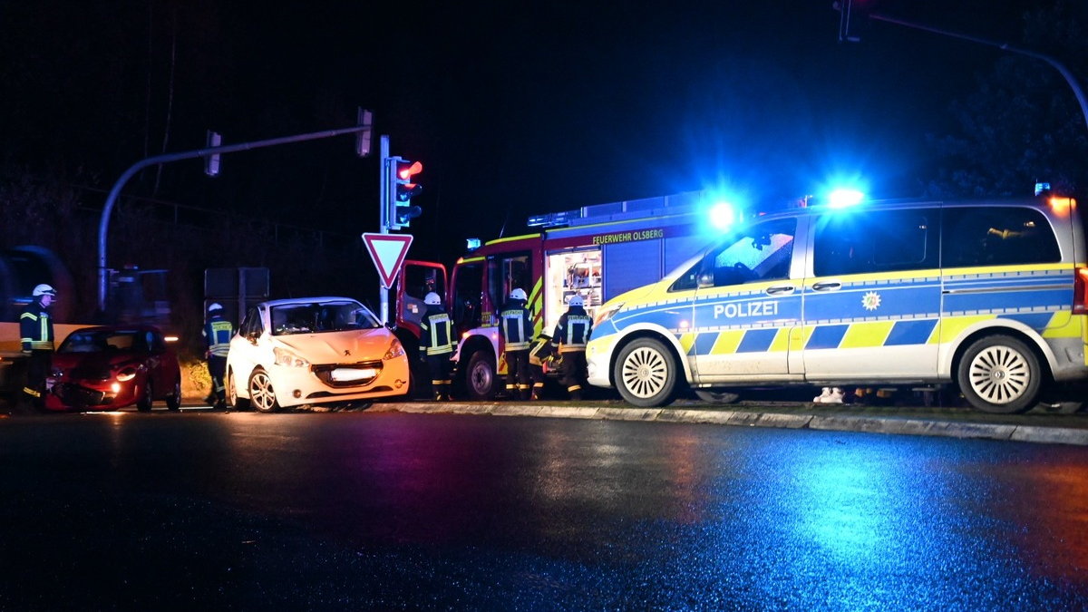 FF Olsberg: Unfall auf B 480 in Olsberg, Vollsperrung wegen rücksichtsloser Verkehrsteilnehmer - Foto: presseportal.de