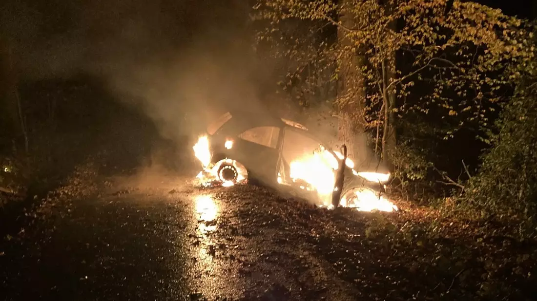 POL-HA: Auto brennt nach Unfall in Haspe aus - 19-Jähriger kommt von der Fahrbahn ab und fährt gegen Baum - Bild: presseportal.de