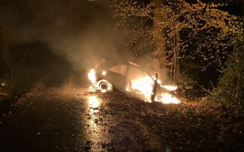 POL-HA: Auto brennt nach Unfall in Haspe aus - 19-Jähriger kommt von der Fahrbahn ab und fährt gegen Baum - Foto: presseportal.de