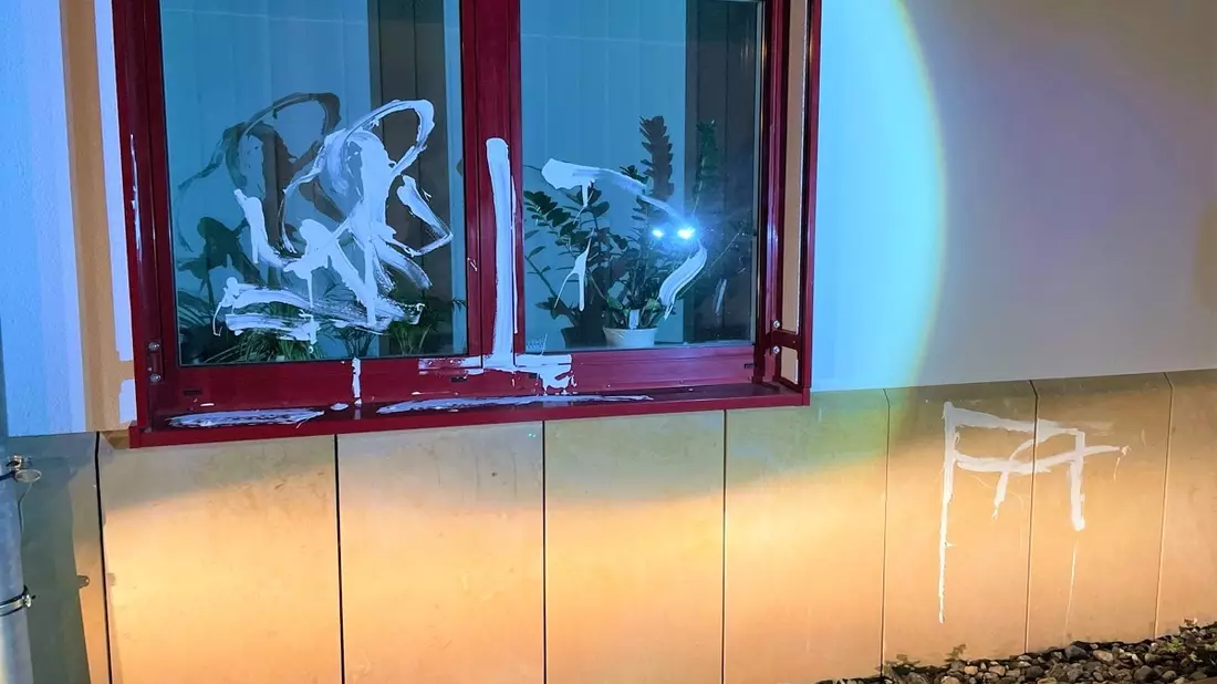 LPI-NDH: Schmierereien am Landratsamt - Polizei sucht Zeugen - Bild: presseportal.de