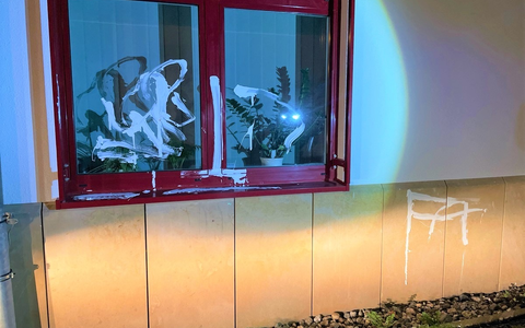 LPI-NDH: Schmierereien am Landratsamt - Polizei sucht Zeugen - Foto: presseportal.de