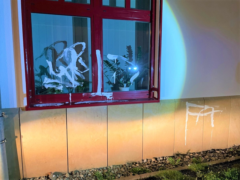 LPI-NDH: Schmierereien am Landratsamt - Polizei sucht Zeugen - Foto: presseportal.de