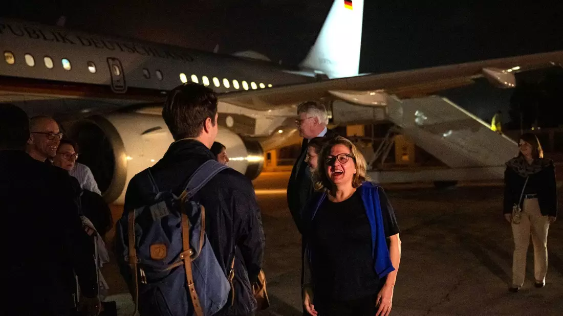 Entwicklungsministerin Svenja Schulze bei der Ankunft am Flughafen in Amman. - Bild: Hannes P. Albert/dpa