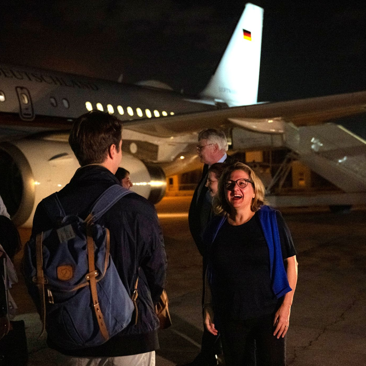 Entwicklungsministerin Svenja Schulze bei der Ankunft am Flughafen in Amman. - Foto: Hannes P. Albert/dpa
