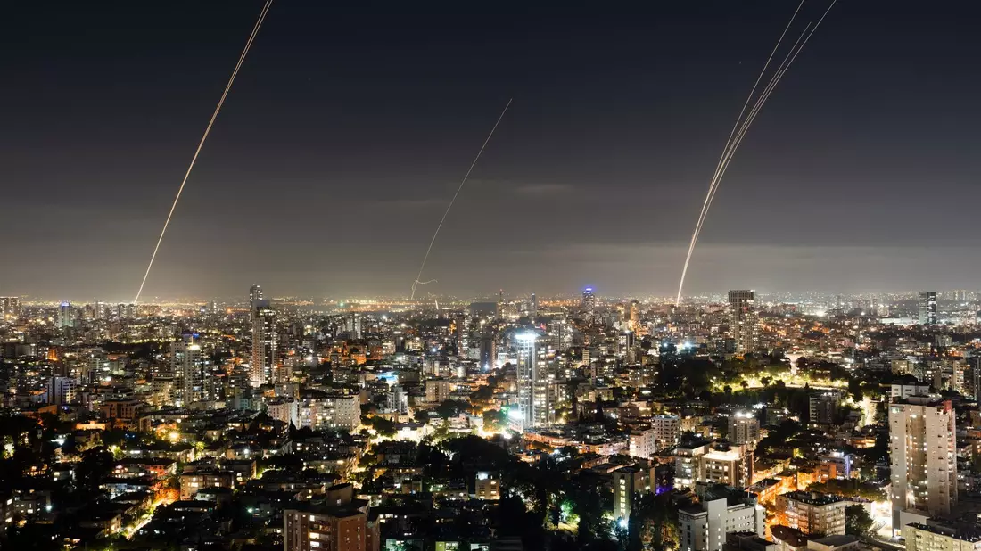 Das israelische Luftabwehrsystem Iron Dome feuert in Zentralisrael, um eine aus dem Gazastreifen abgefeuerte Rakete abzufangen. - Bild: Oded Balilty/AP/dpa