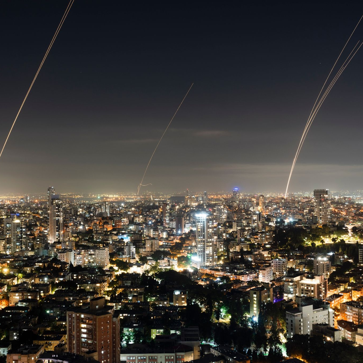 Das israelische Luftabwehrsystem Iron Dome feuert in Zentralisrael, um eine aus dem Gazastreifen abgefeuerte Rakete abzufangen. - Foto: Oded Balilty/AP/dpa
